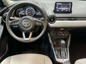 YAR-IS SEDAN LE USADO, Volante a la Izquierda, Tracción en las Cuatro Ruedas, Neumáticos R15, Interior Claro, Asientos de Cuero - Product Image 3