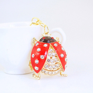 Colgante de Aleación con Diseño de Mariquita de Alas Abiertas y Pedrería, Tono Dorado, para Decoración de Bolsos - Product Image 3