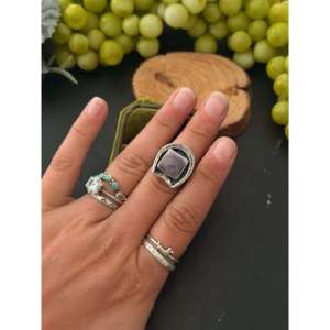 Bague ajustable en argent sterling et coquille de Wampum violette, artisanale Navajo, objet culturel de collection - Product Image 2
