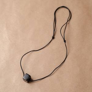 Collar minimalista de shungita con una cuentas cúbica - Product Image 2