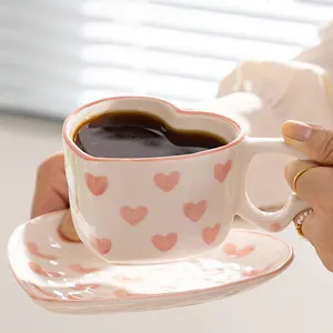 2024 ספקים סיטונאיים בסין OEM ODM 3d קרמיקה חמודה ידית אהבה ספלי קפה בצורת לב למתנות יום האהבה