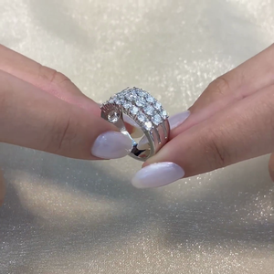 Anillo de compromiso con diamantes cultivados en laboratorio de 2.40 quilates, corte redondo, tres filas, calidad DEF VVSVS, anillos de diamantes premium - Product Image 3