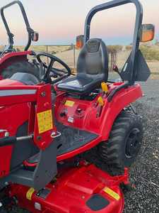 Massey Ferguson 2025 GC1723E Tractor de ruedas diésel 4WD 60-140HP con componente de motor central Massey Ferguson 1734E Tractor usado - Product Image 4