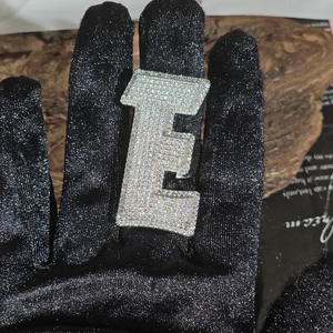 Anillo de Plata de Ley 925 con Letra Personalizada Iced Out, Diamante Moissanite VVS Brillante de Corte Redondo, Estilo Hip Hop de Lujo para Unisex - Product Image 5