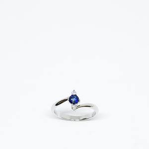 Bague de fiançailles CZ coupe ronde bleue de 5mm bague en argent torsadé avec pierres latérales - Product Image 1