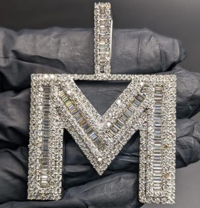 จี้เพชรโมอิสซาไนต์ VVS แบบ Iced Out เงินแท้ 925 สั่งทำตัวอักษรได้ สไตล์ฮิปฮอป หรูหรา เหมาะสำหรับงานปาร์ตี้ ใส่ได้ทั้งชายและหญิง - Product Image 1