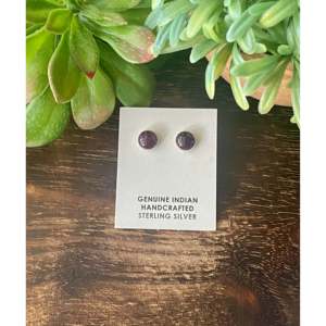 Pendientes de botón de plata de ley y ostra espinosa morada hechos por Navajo con engaste de amatista incrustado - Product Image 1