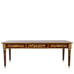 Table basse rectangulaire de luxe avec accents en laiton doré orné et détails en bois faits à la main pour une décoration classique de salon - Product Image 1