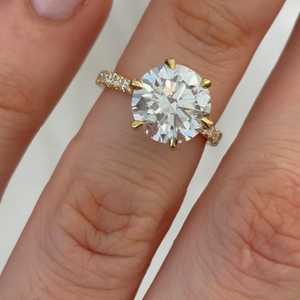Anillo de Compromiso con Diamante Redondo Cultivado en Laboratorio de 2.20 Quilates, Estilo Catedral Pavé con Certificación IGI - Product Image 3