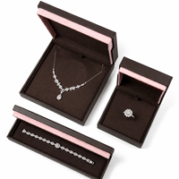 Boîte de présentation carrée personnalisée en cuir PU marron avec doublure en velours rose pour emballage de colliers – Vente en gros