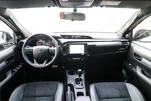 NUOVO 2025 Hilux GR-Sport Bianco, Motore a 4 Cilindri (299 CV), 4x4, 2 Assi, Alimentazione a Benzina, Trazione Integrale, Trasmissione Automatica, Guida a Sinistra - Product Image 3