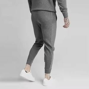 ชุดวอร์มออกกำลังกายผู้ชายแบบสวมใส่สบายสำหรับฤดูใบไม้ร่วงและฤดูหนาวปี 2026 ราคาขายส่ง พร้อมปักโลโก้ตามสั่ง เสื้อแจ็คเก็ตผ้าฟลีซและกางเกงขายาว - Product Image 6