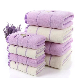 Serviette de couleur blanche brodée personnalisée disponible pour la plage et le bain à des prix raisonnables nouveau style de serviette personnalisée - Product Image 5