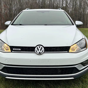 Volkswagen Golf Alltrack SE 2017 d'occasion en bon état, sans réserve, turbo 4 cylindres, transmission intégrale, non modifiée - Product Image 1