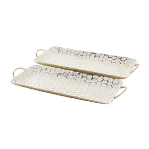 Elegante bandeja de servicio rectangular de oro con asas elegantes y superficie lisa, ideal para una presentación entretenida y elegante - Product Image 3