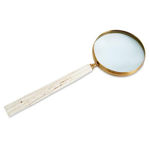 Lupa en vidrio con color dorado y mango de madera marrón, perfecta para una fácil visualización y aumento detallado - Product Image 4