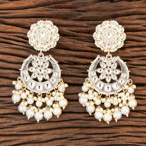 Boucles d'oreilles classiques Kanhai Jewels pour femmes, en laiton plaqué or avec imitation perle, pour anniversaire, modèle 109125 - Product Image 1
