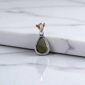 Pierre précieuse brute de Moldavite naturelle Pendentifs fins en argent d'excellente qualité Bijoux en argent sterling faits à la main Prix de gros Pendentifs - Product Image 2