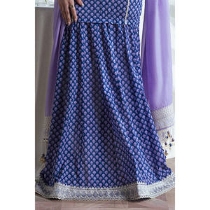 Traje de 3 Piezas para Mujer con Bordado y Estampado Dorado en Tela Lawn con Dupatta de Seda FE-52063 - Product Image 3
