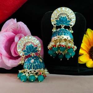 Meenakari ต่างหูแฟชั่น jhumkas คลาสสิกหรูหราสำหรับผู้หญิงที่มีสีแขวนคริลิคที่มีคุณภาพดีมีเสน่ห์สดใส - Product Image 6