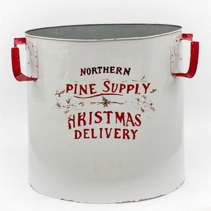 Crepúsculo Spruce Walk Planter Hecho a mano para porche delantero Estilo de Navidad con piñas Frosted Florals y toque festivo - Product Image 1