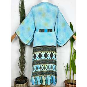 เสื้อคลุมอาบน้ำลายดอกไม้สีฟ้าสไตล์โบฮีเมียนแบบ Upcycled เหมาะสำหรับชายหาด ฤดูร้อน หรือใส่คลุมชุดว่ายน้ำ - Product Image 3