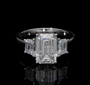 Bague de fiançailles et d'anniversaire en or 14 carats avec diamant taille émeraude de 3,70 carats cultivé en laboratoire et 3 pierres latérales trapézoïdales de 0,8 carat - Product Image 1