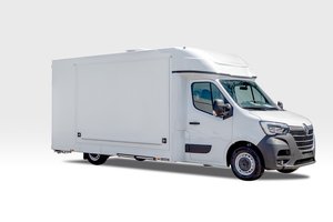 Camion de restauration mobile blanc 5,8 m avec carrosserie en aluminium, compartiments isolés et espace de préparation pour la restauration en extérieur - Product Image 3