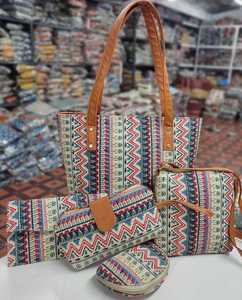 Sacs fourre-tout en coton personnalisés avec plusieurs sacs pochette en coton, trousses de toilette et fabriqués avec des tissus en coton imprimés - Product Image 3