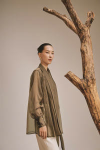 Chemisier élégant Breeze fabriqué au Vietnam pour dames Vêtements de bureau de haute qualité avec un style de mode simple pour la collection d'automne ODM Supply - Product Image 6