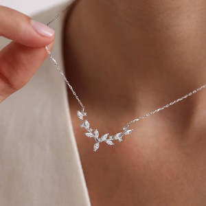 Pendentif Feuille de Sérénité en Argent Hallmark, Or Rose Tendance avec Diamant Zircon et Perle Coupe Marquise pour Mariage et Fiançailles - Product Image 2