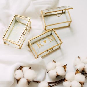 Una pieza atemporal para complementar su preciada colección, este joyero de Cristal ofrece un estilo duradero y una elegancia práctica. - Product Image 1