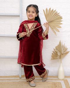High on Demand Bollywood Inverno Desgaste Veludo Cording Sequência Trabalho Bordado Terno Kurti Set Com Dupatta da Índia - Product Image 1