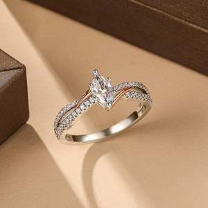 แหวนหมั้นเพชรโมอิสซาไนต์ทรงมาร์คีส์แบบทวีโทนสีจาก Jeulia Amore - Product Image 4