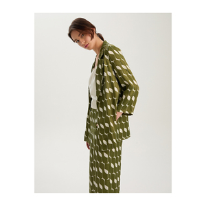 เสื้อแจ็คเก็ตผ้าซาตินวิสโคสพิมพ์ลาย BGN สำหรับผู้หญิง S24J349 - Product Image 3