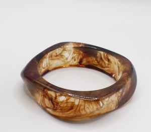 Brazalete de resina brillante hecho a mano Accesorio ligero y elegante para uso diario - Product Image 6