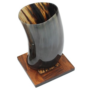 Auténtica jarra de cerveza vikinga para hombre, regalo de estilo vikingo con grabado de nombre personalizado para tu amigo. - Product Image 2