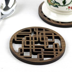 Charmants sous-verres en bois avec couche de protection lisse conçus pour la cuisine de la maison, le restaurant ou la présentation de table d'événement - Product Image 1