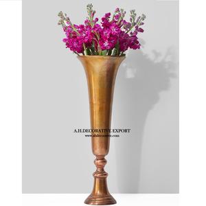 Vase à fleurs vintage pour la décoration de mariage Vase fabriqué en métal de décoration antique dorée à vendre Décors de centre de table à impression personnalisée - Product Image 1