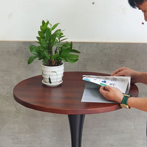 Mesa de Bar Redonda Contemporánea de 60 cm con Patas de Hierro, Diseño Tulipán, Base de Madera de Acacia de 25 mm de Grosor-BB021 - Product Image 6