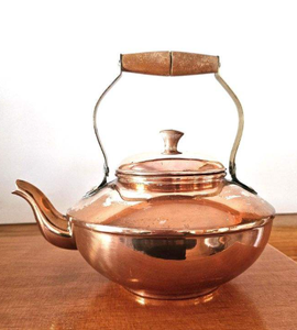 Hervidor de cobre rústico para cocinas de inspiración vintage utilizado como artículo de estufa funcional y pieza de herencia decorativa - Product Image 6