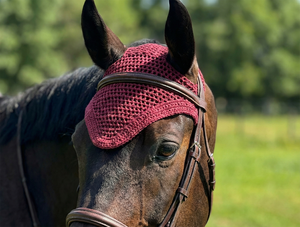 Voile anti-mouches pour cheval en crochet de haute qualité, couleur bordeaux, confortable, avec design en maille respirante et protège-oreilles souple, pour l'équitation et l'entraînement. - Product Image 4