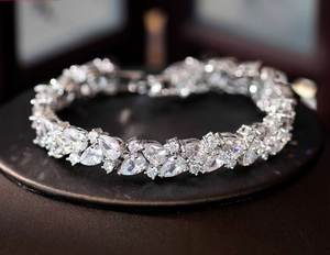 Design tendance élégant en zircon cubique taille poire en argent sterling 925 plaqué or rhodié pour femmes filles grand cadeau religieux fête - Product Image 1