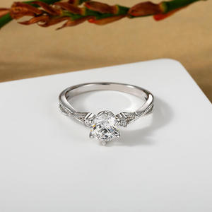 Anillo de compromiso Jeulia de plata de ley con tres piedras de moissanita y diseño trenzado Milgrain - Product Image 5