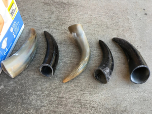 Chope à bière artisanale vintage en corne de Viking Coffret cadeau de luxe écologique pour homme avec gravure personnalisée pour les occasions d'affaires - Product Image 2