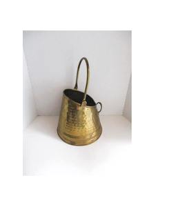 Elegante Cubo de carbón de latón con detalles de borde, ideal para salas de estar tradicionales con chimeneas abiertas o quemadores de madera - Product Image 6