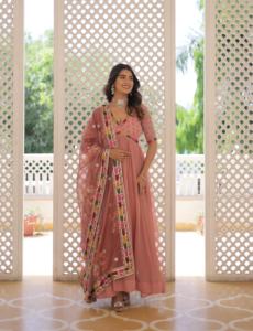 El último diseñador Faux Georgette con bordado Zari Lentejuelas trabajo Anarkali Vestido por Fab Zone - Product Image 4