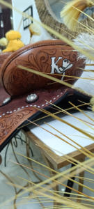 Selle de Cheval Western Anglaise de Course Haut de Gamme en Cuir Fait Main, Confortable et Durable, avec Quincaillerie en Bois, Plastique et Laiton de Qualité Supérieure - Product Image 3