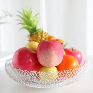 Bol en métal élégant fait main pour maisons urbaines modernes, bol décoratif plaqué à la main pour fruits secs avec couvercle et pompon, sûr - Product Image 2