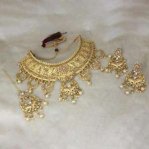 Juego de collar de gargantilla de piedra austriaca marrón Kriaa con joyería fina chapada en oro Maang Tikka 1113504A - Product Image 1